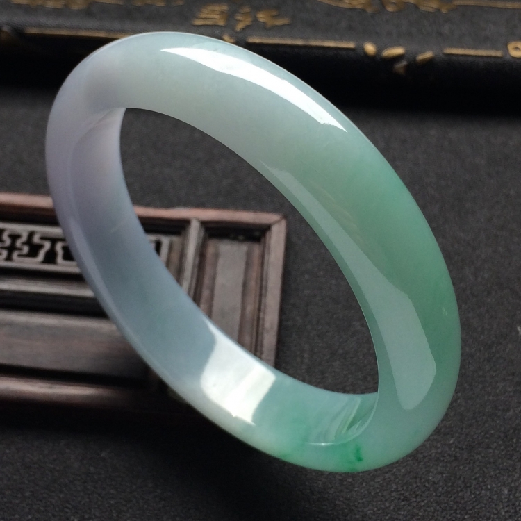 （超值推荐）糯冰种春带彩手镯（58mm）