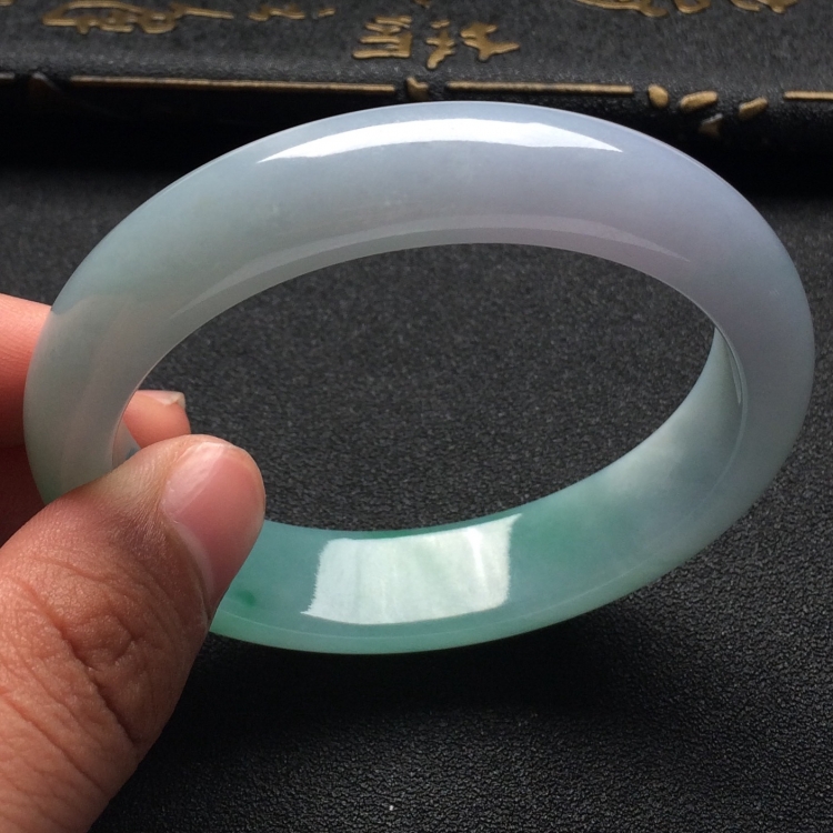 （超值推荐）糯冰种春带彩手镯（58mm）