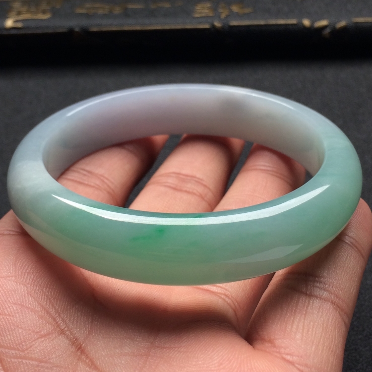 （超值推荐）糯冰种春带彩手镯（58mm）