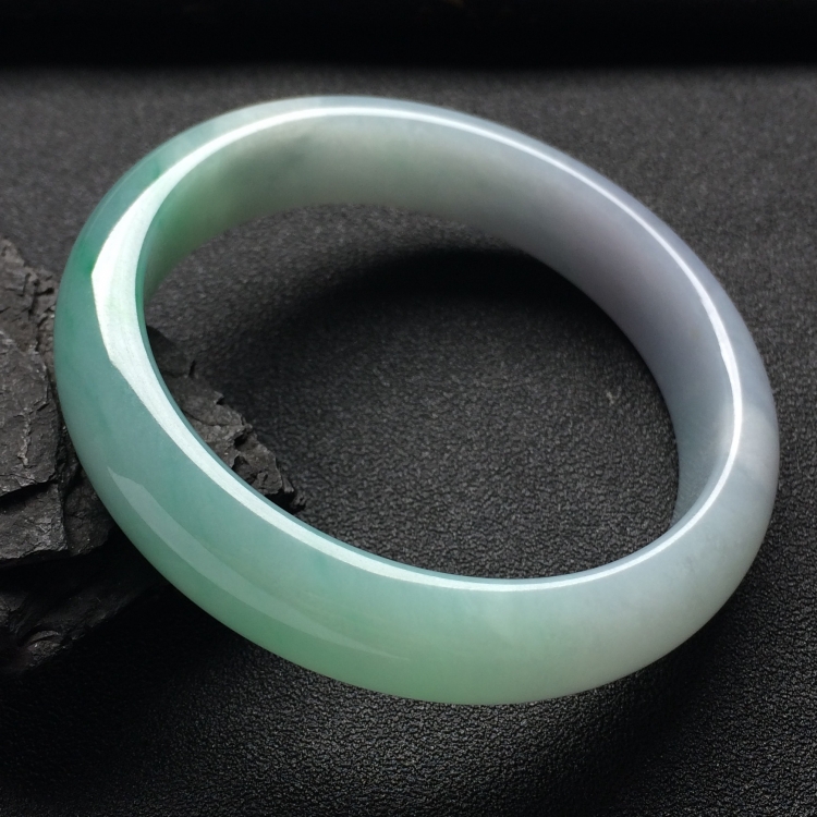 （超值推荐）糯冰种春带彩手镯（58mm）