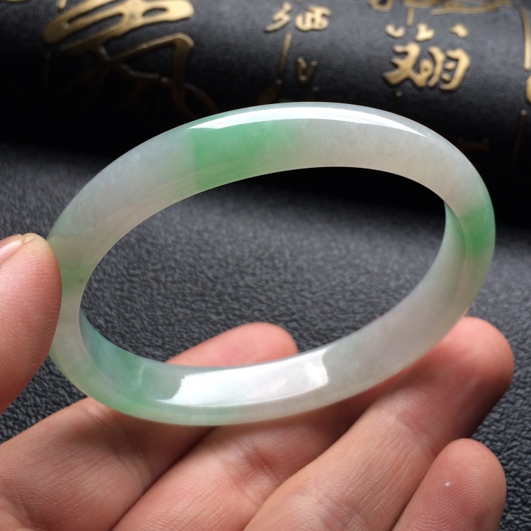（超值推荐）糯冰种晴水贵妃镯（55.7mm-46mm）