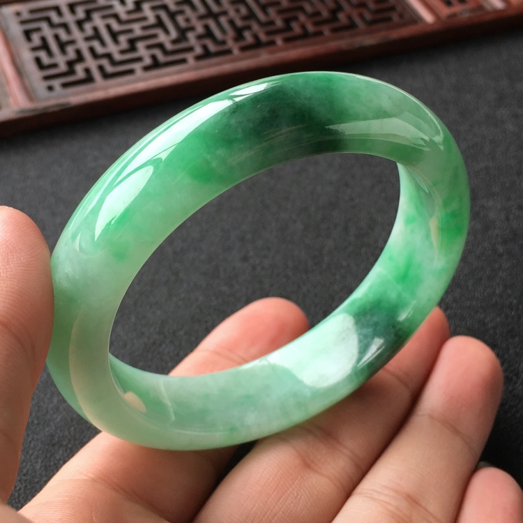 (超值推荐)糯冰种飘翠手镯(54.8mm)