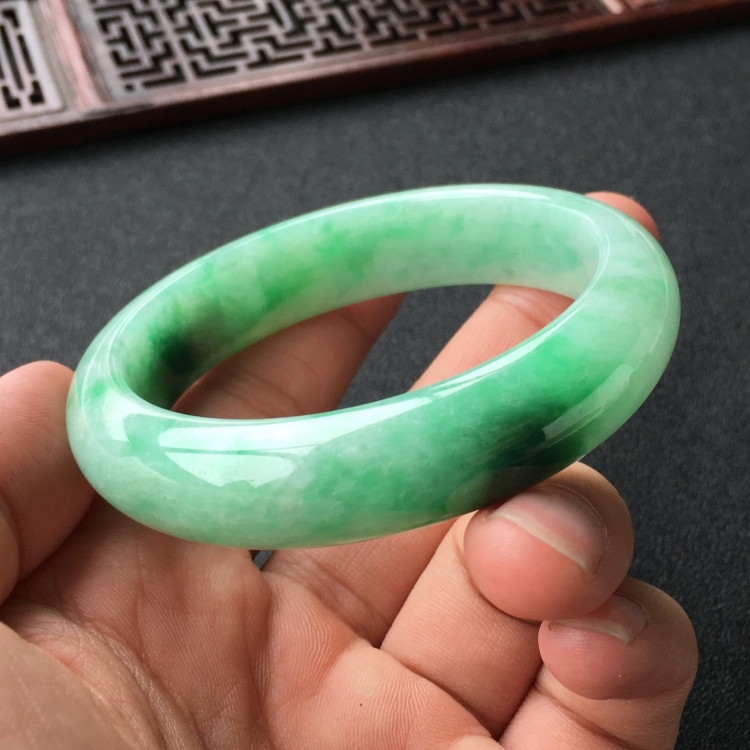 (超值推荐)糯冰种飘翠手镯(54.8mm)