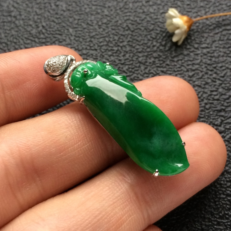 （超值推荐）糯冰种浓绿镶白金钻石福瓜胸坠