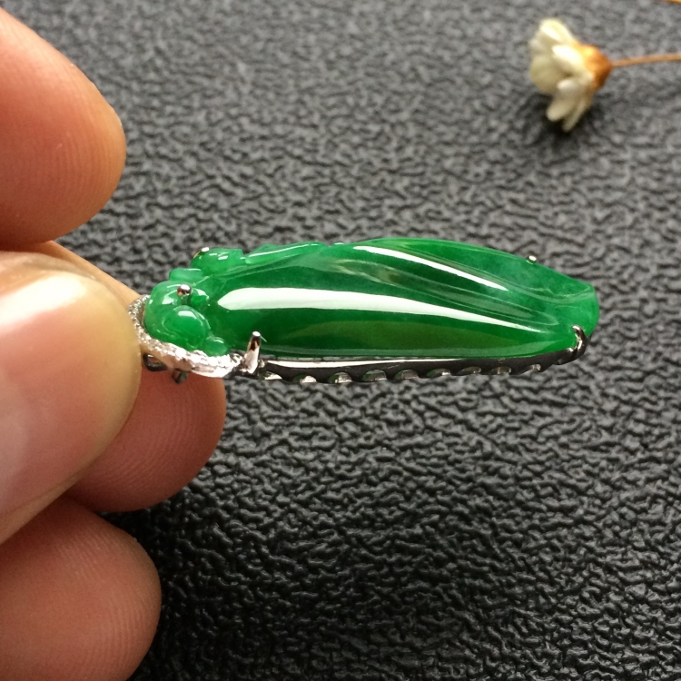 （超值推荐）糯冰种浓绿镶白金钻石福瓜胸坠