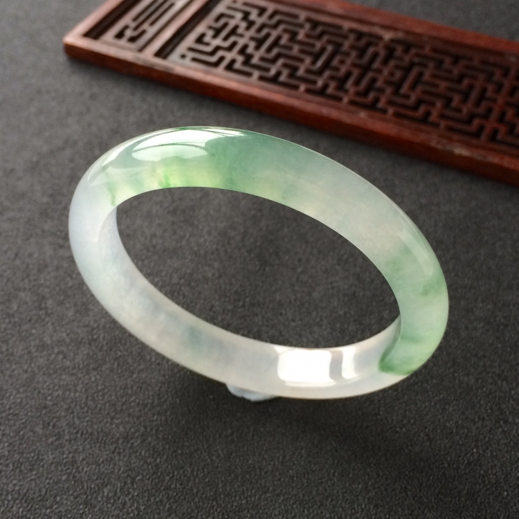 (超值推荐)冰种飘绿花贵妃镯(55.2mm-47.8mm)