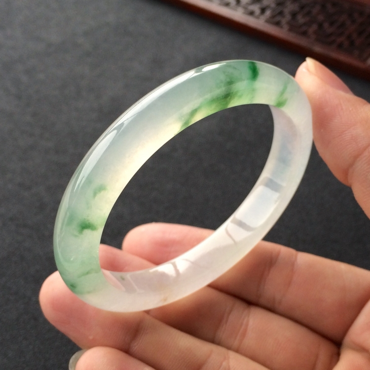 (超值推荐)冰种飘绿花贵妃镯(55.2mm-47.8mm)