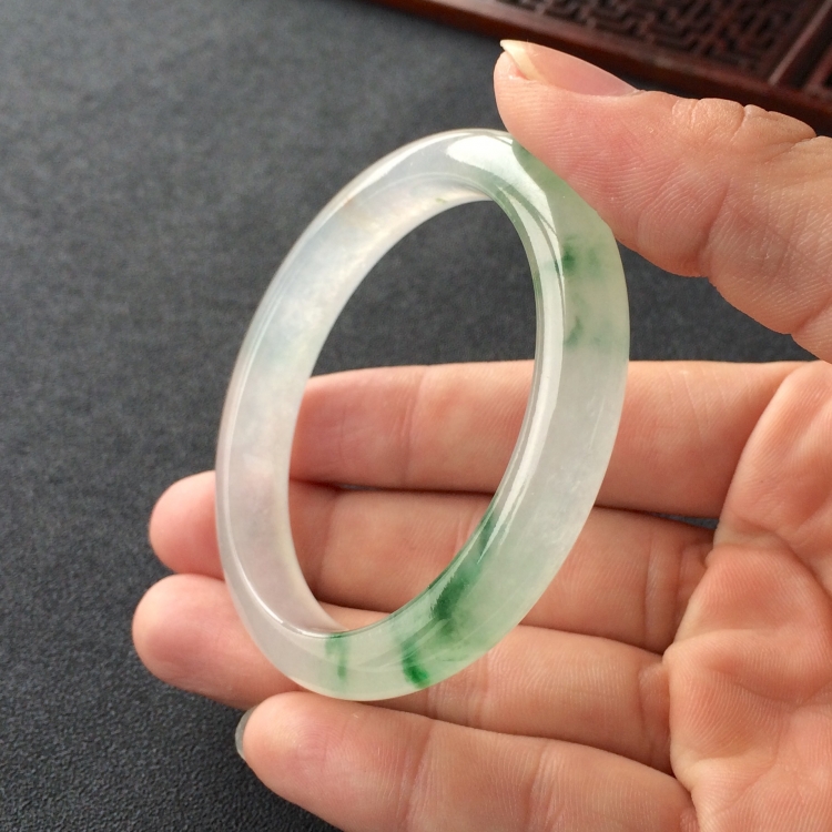 (超值推荐)冰种飘绿花贵妃镯(55.2mm-47.8mm)