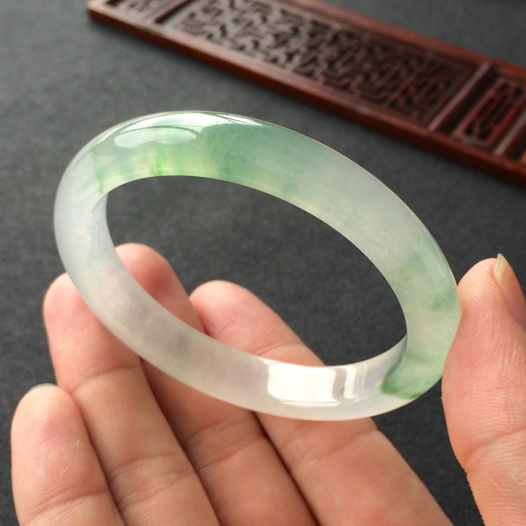 (超值推荐)冰种飘绿花贵妃镯(55.2mm-47.8mm)