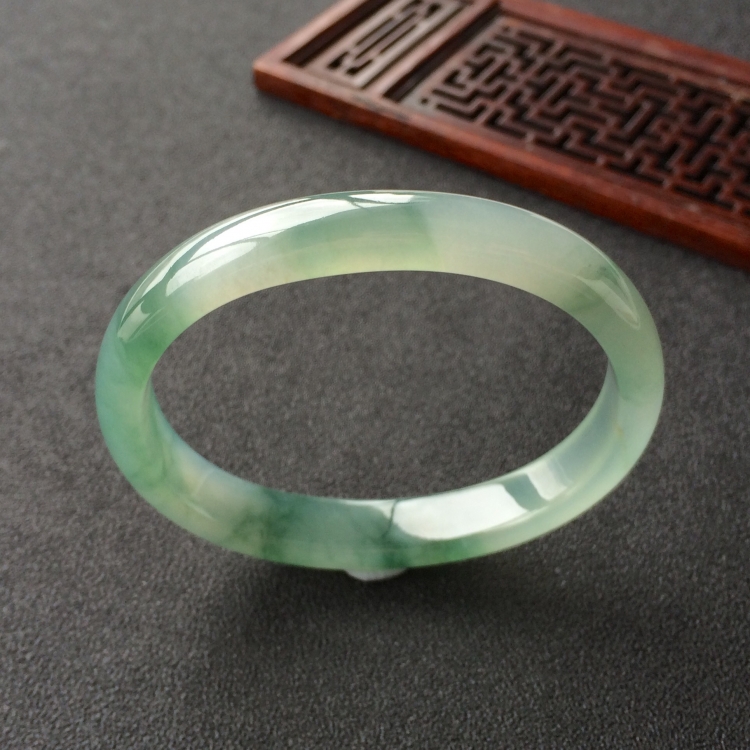 (超值推荐)冰种飘花贵妃镯(55.2mm-45.2mm)