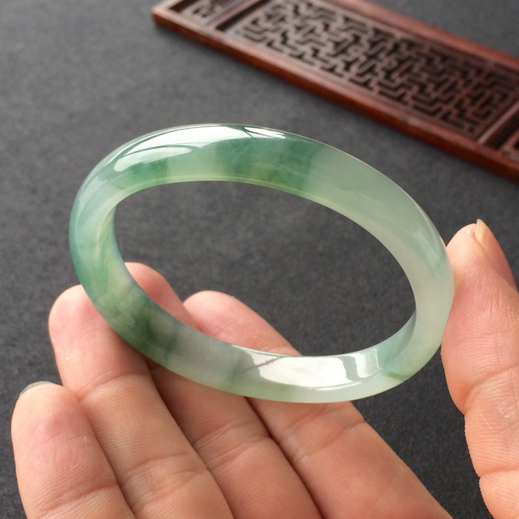 (超值推荐)冰种飘花贵妃镯(55.2mm-45.2mm)
