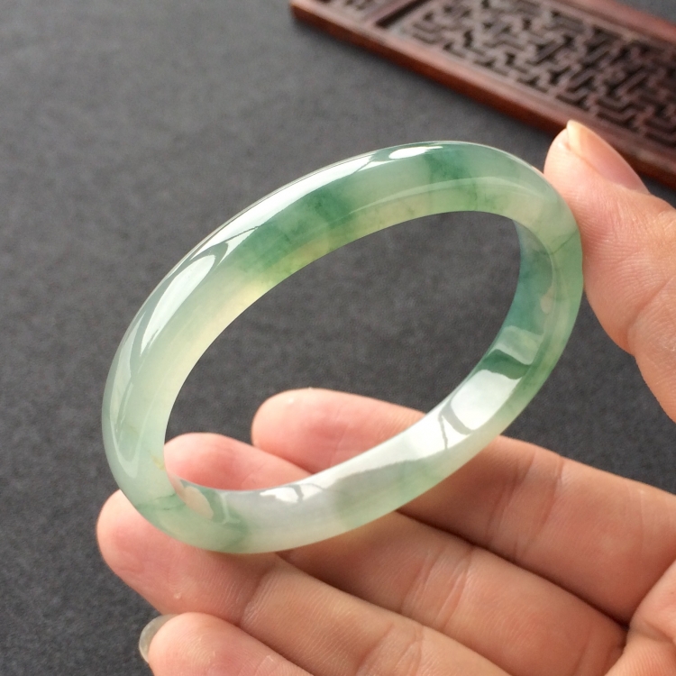 (超值推荐)冰种飘花贵妃镯(55.2mm-45.2mm)