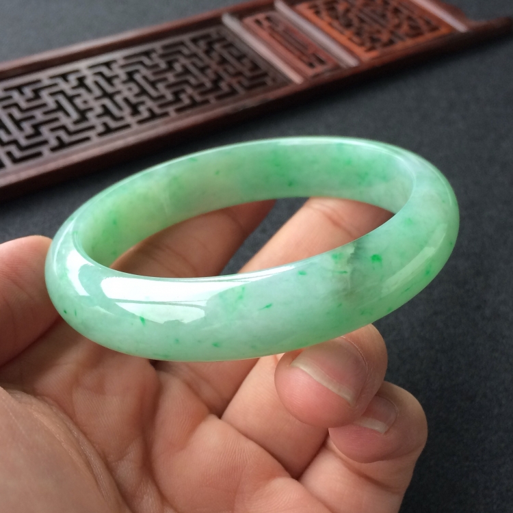 (超值推荐)糯冰种飘翠手镯(58mm)
