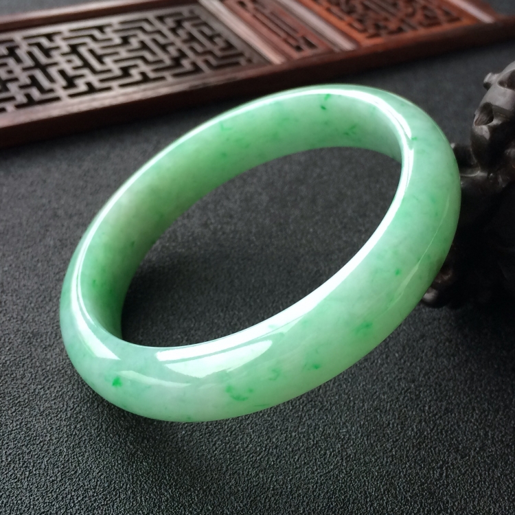 (超值推荐)糯冰种飘翠手镯(58mm)