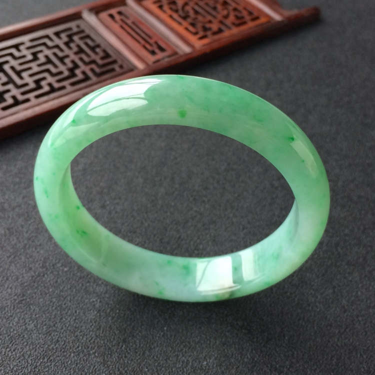 (超值推荐)糯冰种飘翠手镯(58mm)
