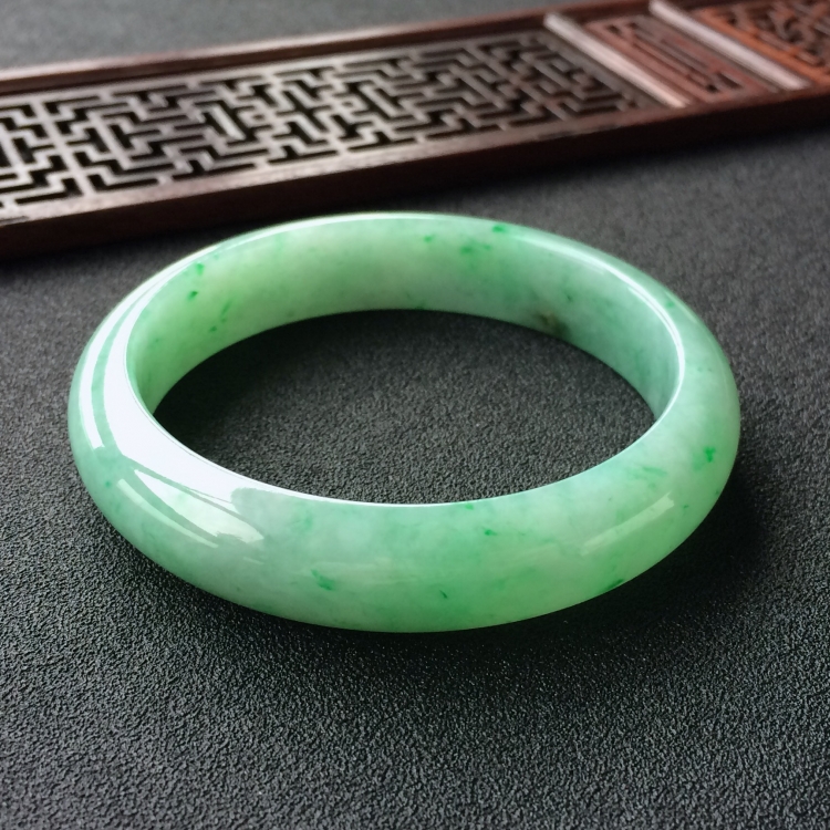 (超值推荐)糯冰种飘翠手镯(58mm)