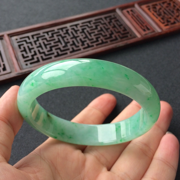 (超值推荐)糯冰种飘翠手镯(58mm)