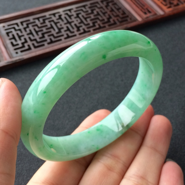 (超值推荐)糯冰种飘翠手镯(58mm)