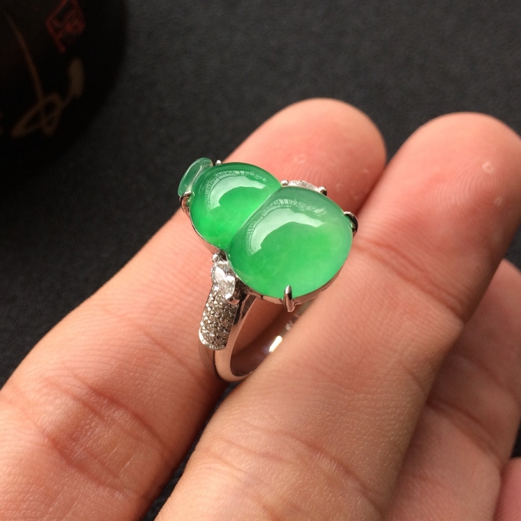 (超值推荐)冰种翠色镶白金钻石葫芦戒指