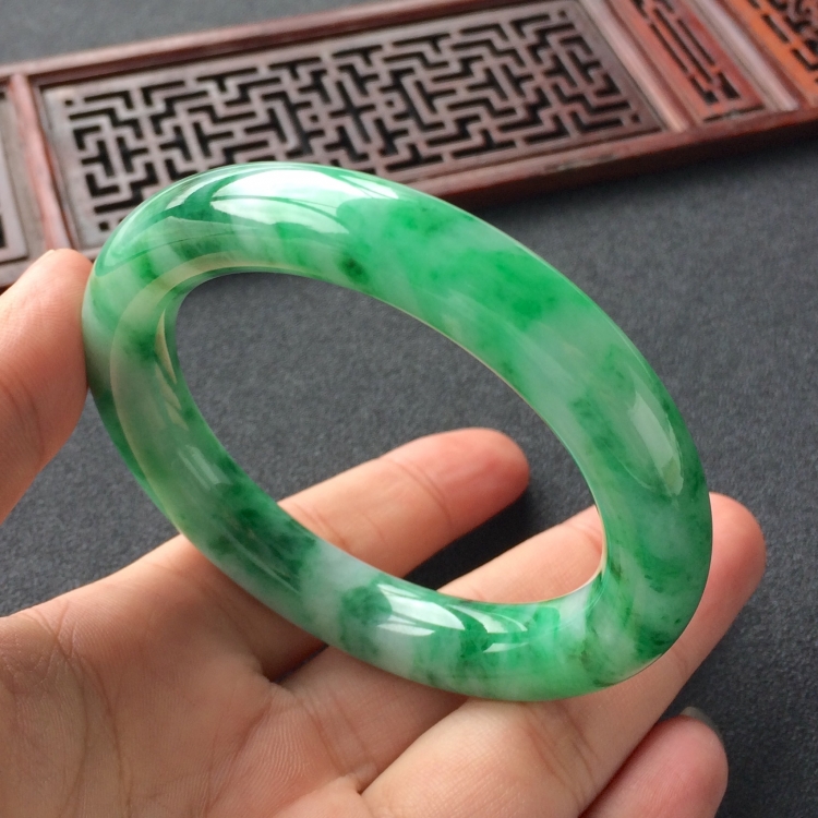 (超值推荐)糯冰种飘翠圆条手镯(54.1mm)