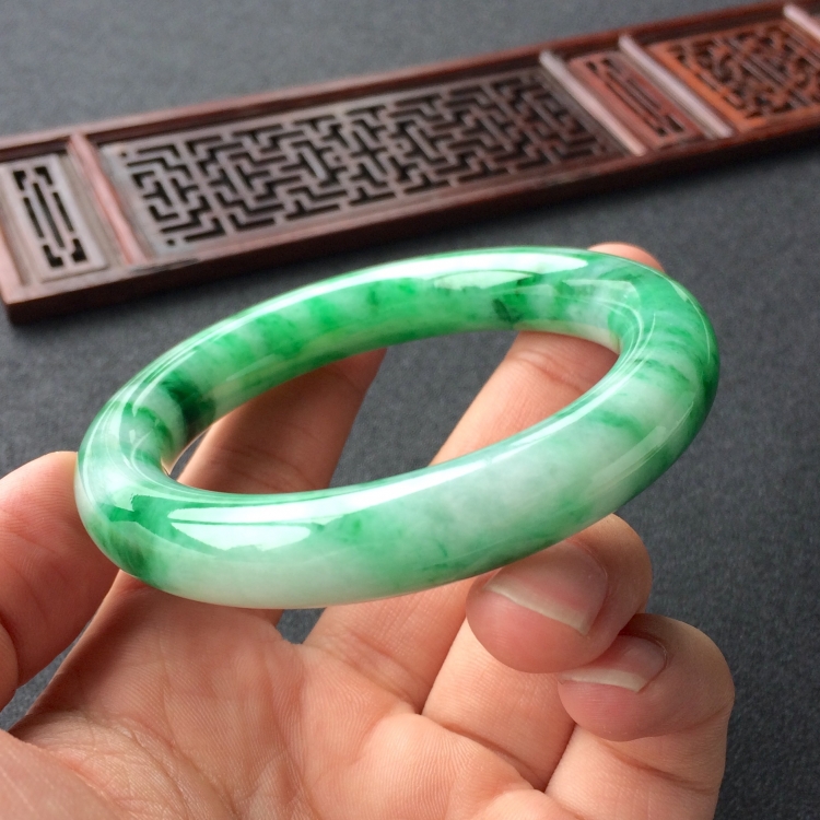 (超值推荐)糯冰种飘翠圆条手镯(54.1mm)