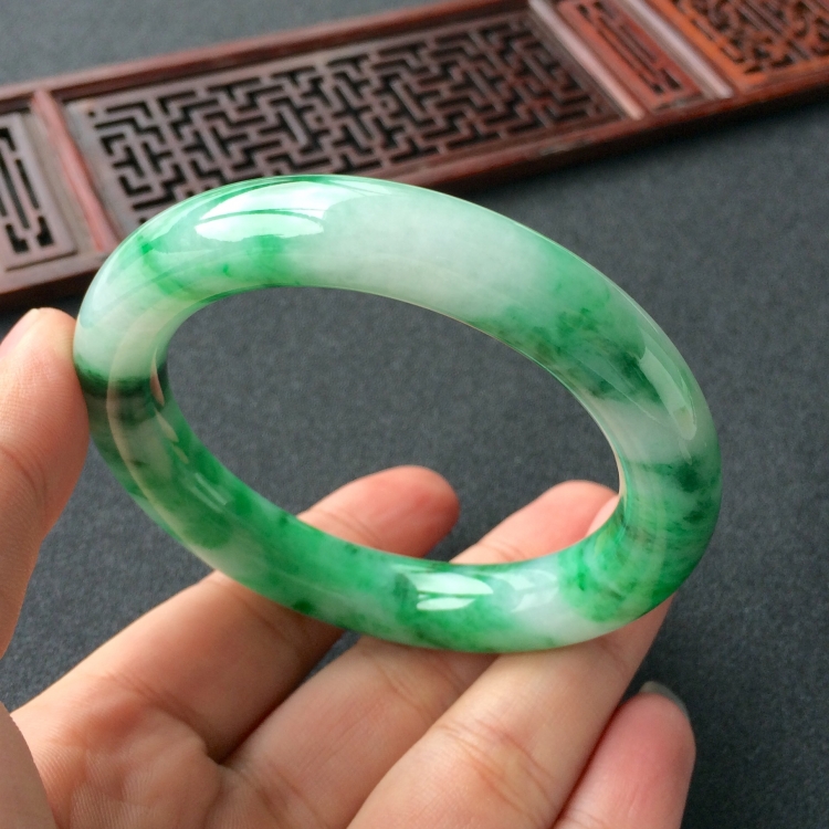 (超值推荐)糯冰种飘翠圆条手镯(54.1mm)