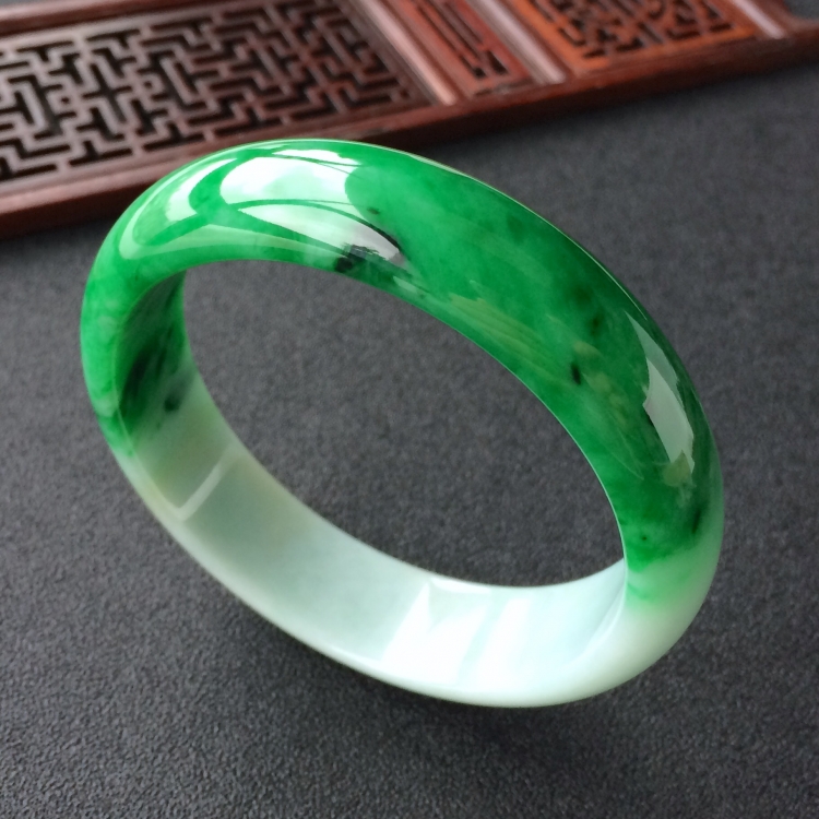 (超值推荐)糯冰种翠色手镯(59.6mm)