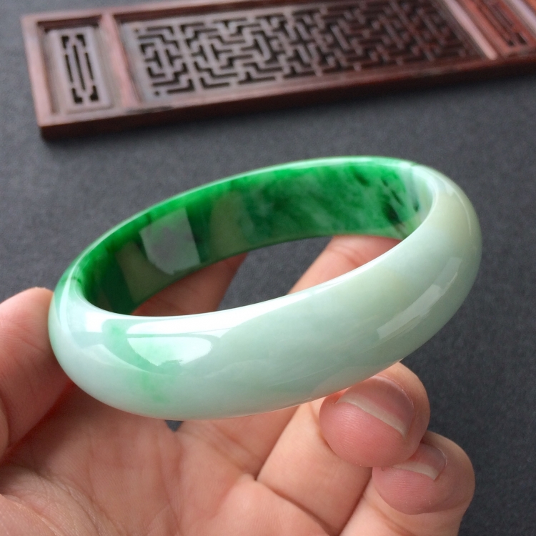 (超值推荐)糯冰种翠色手镯(59.6mm)