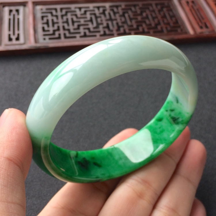 (超值推荐)糯冰种翠色手镯(59.6mm)