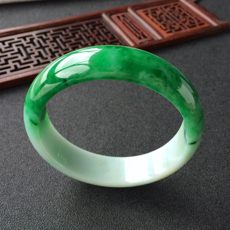 (超值推荐)糯冰种翠色手镯(59.6mm)