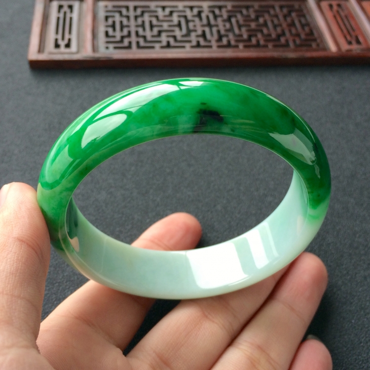 (超值推荐)糯冰种翠色手镯(59.6mm)
