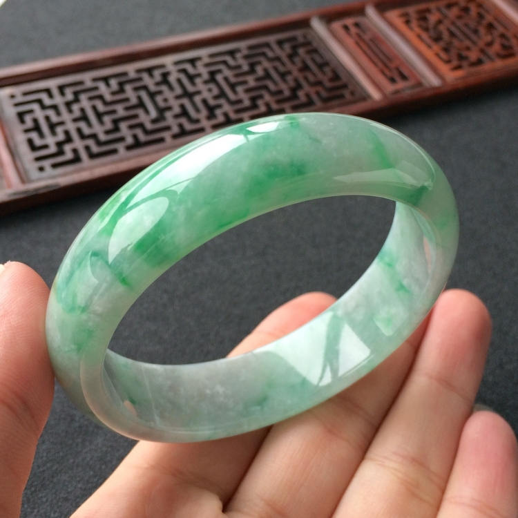 (超值推荐)糯冰种飘翠手镯(57.6mm)