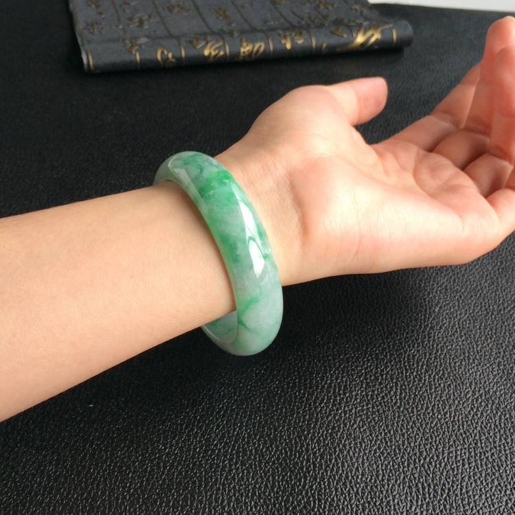 (超值推荐)糯冰种飘翠手镯(57.6mm)