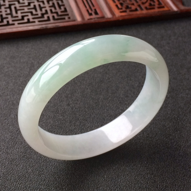 (超值推荐)糯冰种略飘花手镯(55.7mm)