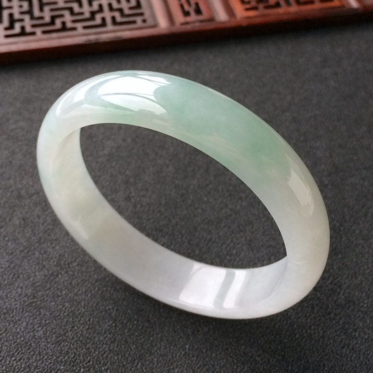 (超值推荐)糯冰种略飘花手镯(55.7mm)