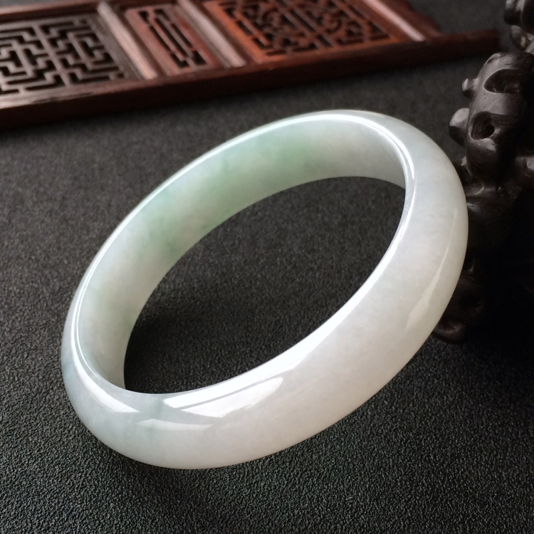 (超值推荐)糯冰种略飘花手镯(55.7mm)