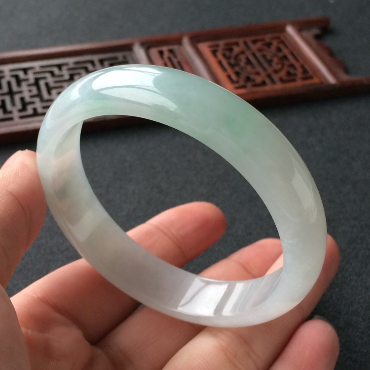 (超值推荐)糯冰种略飘花手镯(55.7mm)