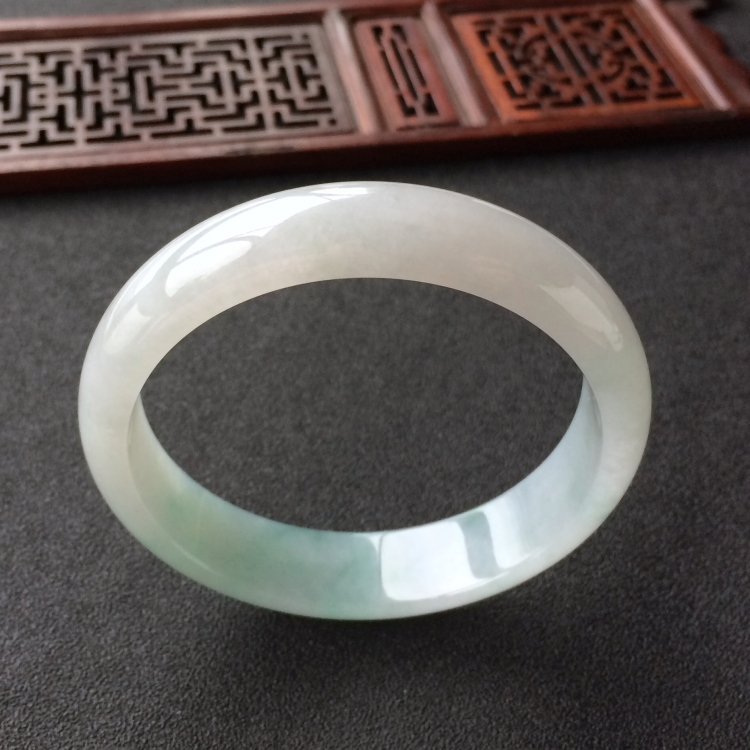 (超值推荐)糯冰种略飘花手镯(55.7mm)