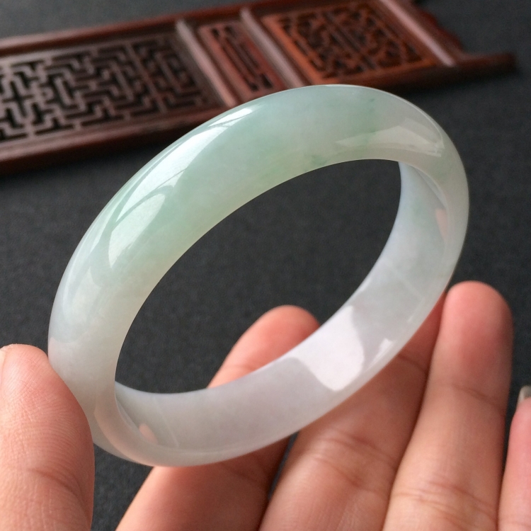 (超值推荐)糯冰种略飘花手镯(55.7mm)