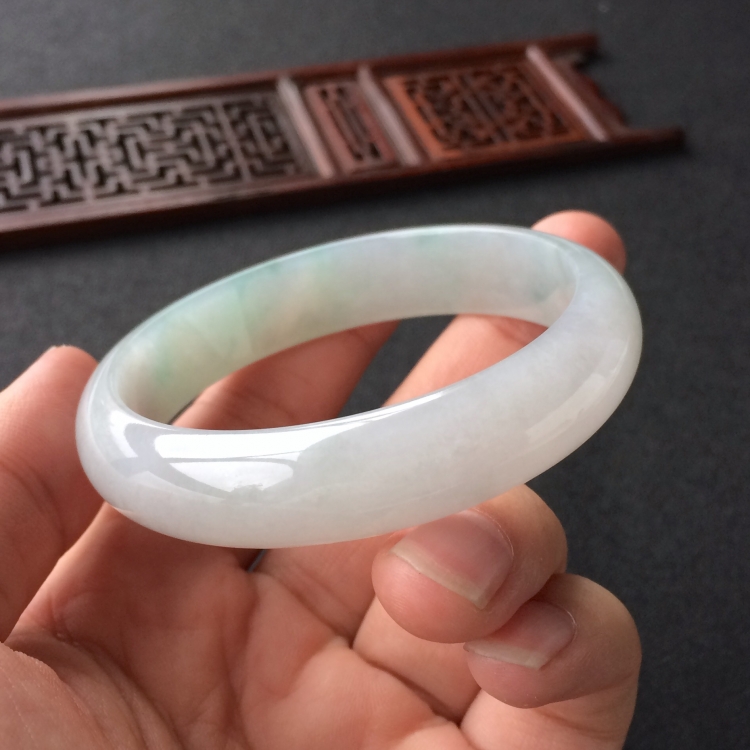 (超值推荐)糯冰种略飘花手镯(55.7mm)