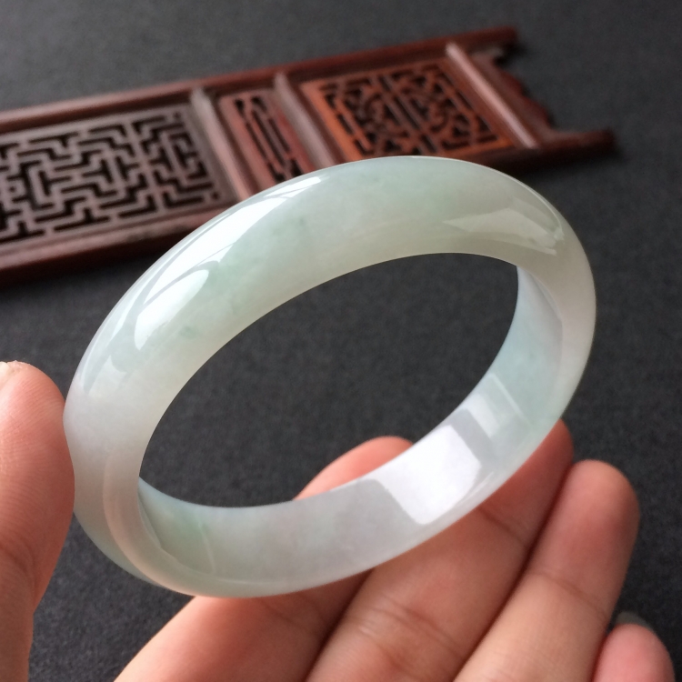 (超值推荐)糯冰种略飘花手镯(56.8mm)
