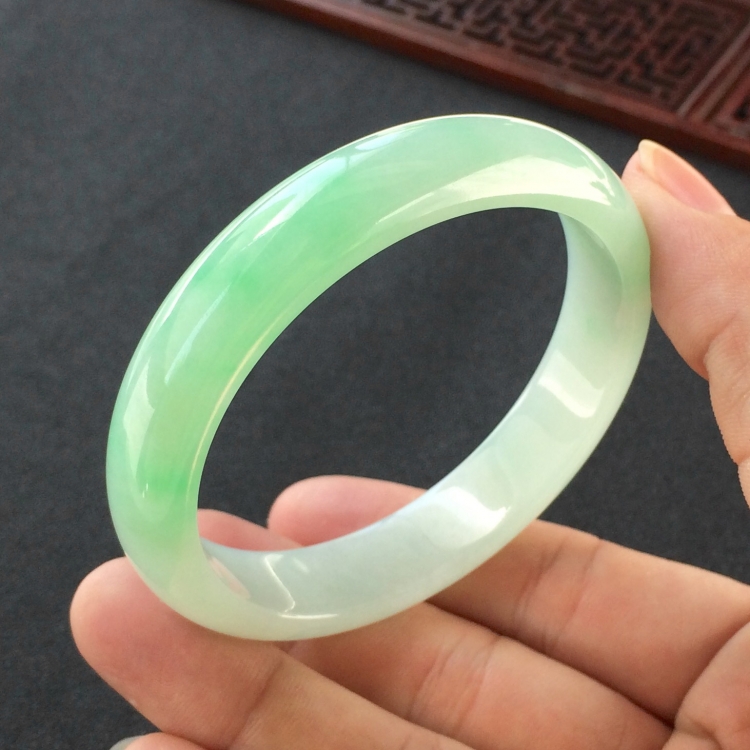 (超值推荐)糯冰种飘翠手镯(57.8mm)