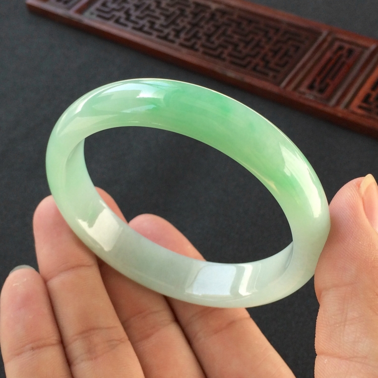 (超值推荐)糯冰种飘翠手镯(57.8mm)