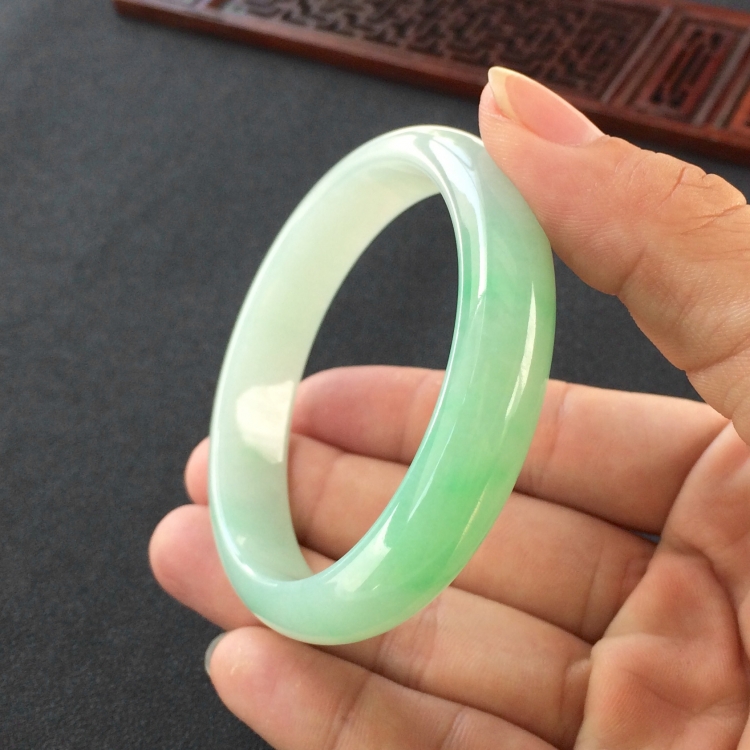 (超值推荐)糯冰种飘翠手镯(57.8mm)