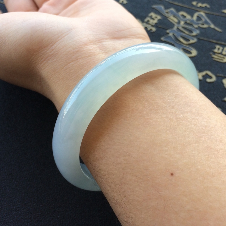 (超值推荐)糯冰种淡晴水手镯(57mm)