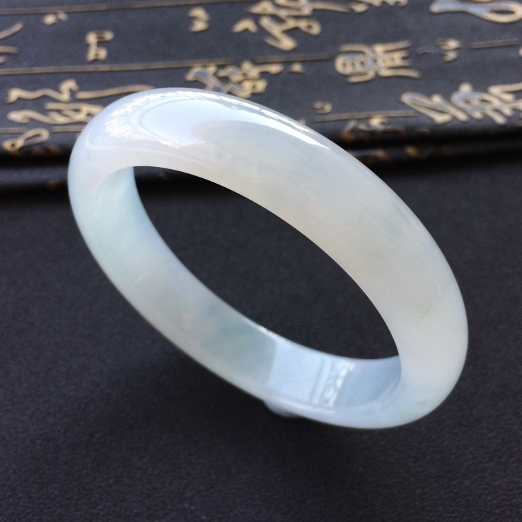 (超值推荐)糯冰种淡晴水手镯(57mm)