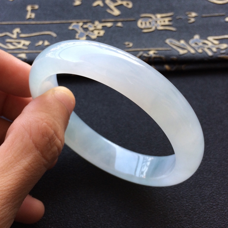 (超值推荐)糯冰种淡晴水手镯(57mm)
