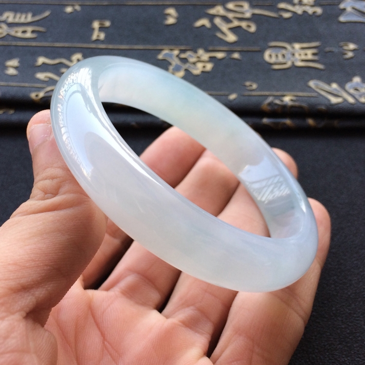 (超值推荐)糯冰种淡晴水手镯(57mm)