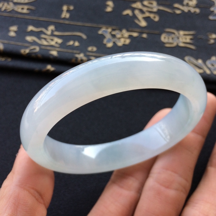 (超值推荐)糯冰种淡晴水手镯(57mm)