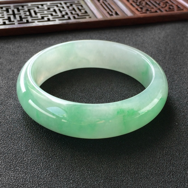 (超值推荐)糯冰种飘翠手镯(56.6mm)